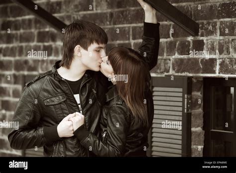 glückliches junges paar küssen stockfotografie alamy