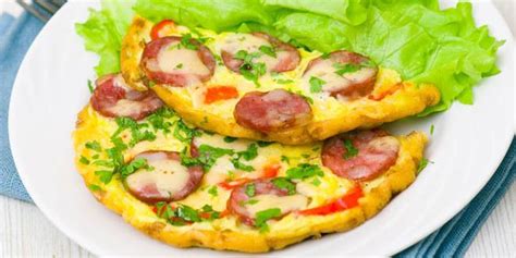 Tuang sedikit campuran telur ke dalam wajan, kemudian gulung telur dengan sosis dan mie. Telur Dadar Pizza Tabur Sosis | Resep makanan bayi, Resep ...