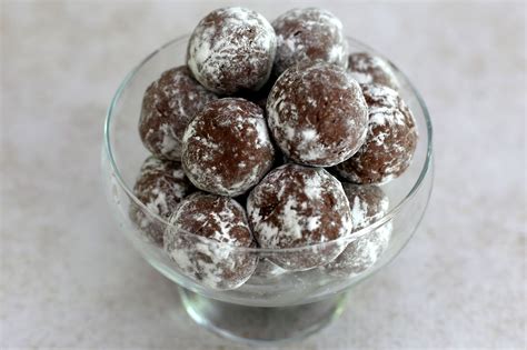 Easy No Bake Chocolate Coconut Balls Recipe