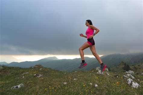 Trail Running En Las Colinas Una Mujer Atleta Foto Premium