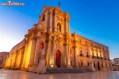 Siracusa (syracuse) is a window into the ancient history of the mediterranean and europe. Vista serale del Duomo di Siracusa illminato ... | Foto ...