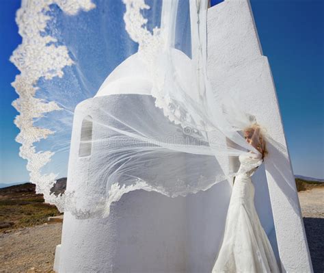 Mooie Bruid In Een Huwelijkskleding In Griekenland Met Een Lange Sluier