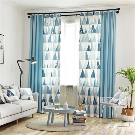 Die breiten, glatten stoffbahnen lassen das gardinen wohnzimmer modern und geradlinig wirken. Moderner Vorhang einfärbig und Dreieck Motiv für ...