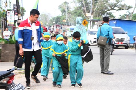 Di sejumlah negara, solusi mengatasi sampah tidak hanya dari pemerintah, tetapi juga khalayak biasa. Hari Peduli Sampah Nasional 2019, Pertamina RU II Dumai ...