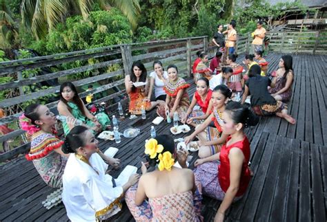 Selain itu, kaum iban memiliki beberapa adat dan tradisi seperti berikut: BORNEO BUMI KENYALANG: IBAN BORNEO