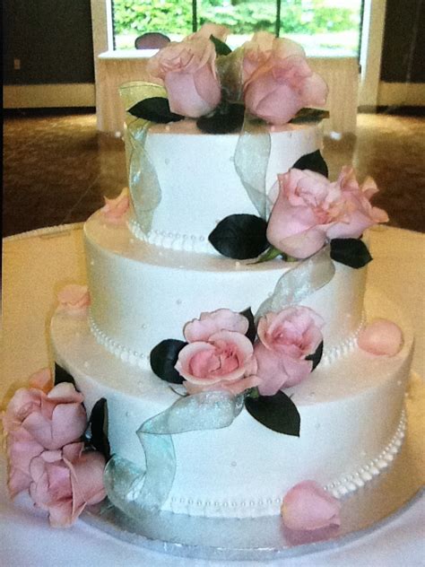 Calumet Bakery Wedding Cake With Edible Pearls And Fresh Roses Cake Wedding Cakes Calumet