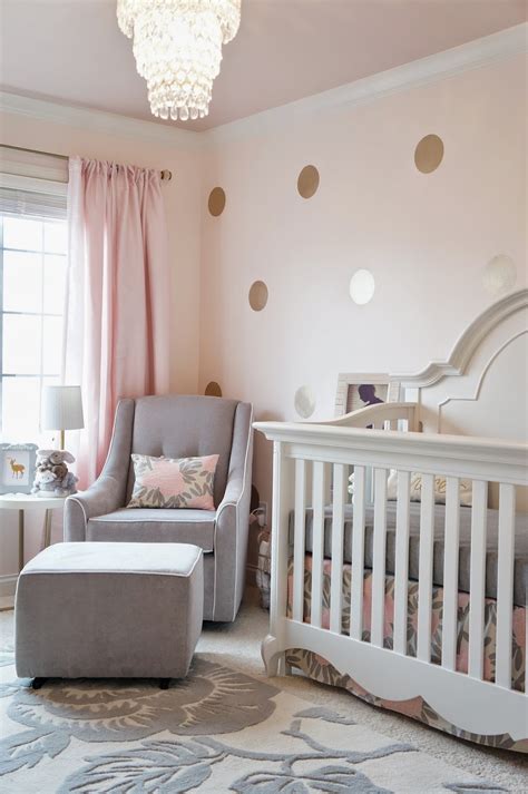 Les murs, eux, s'amourachent du papier peint aux motifs vintage, à. Décoration de chambre de bébé fille - bebe confort axiss