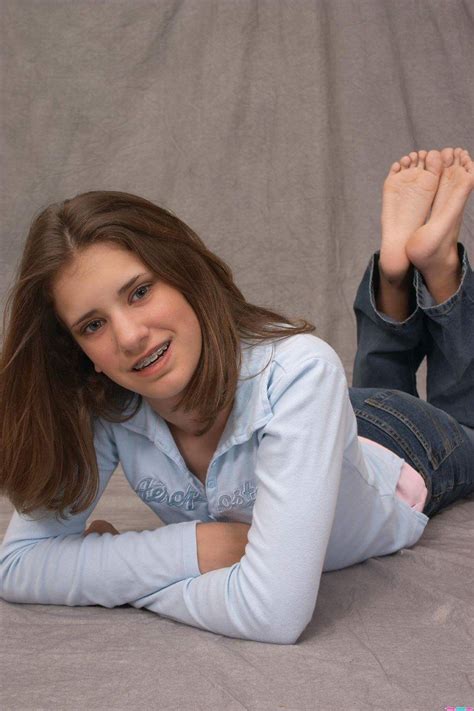 Ide 37 Young Woman Barefoot Jeans