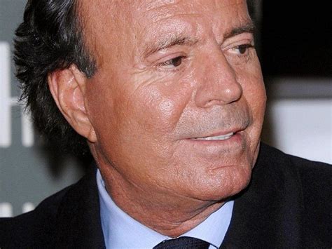 #julio iglesias #julio iglesias karaoke #un canto a galicia #cover #cover version #guitarra #guitar #sax #saxophone #julio iglesias #julioiglesias #musicvideo #guitarsolo #guitar #instrumentalmusic. Oho! Julio Iglesias stand auf flotte Dreier | Promiflash.de