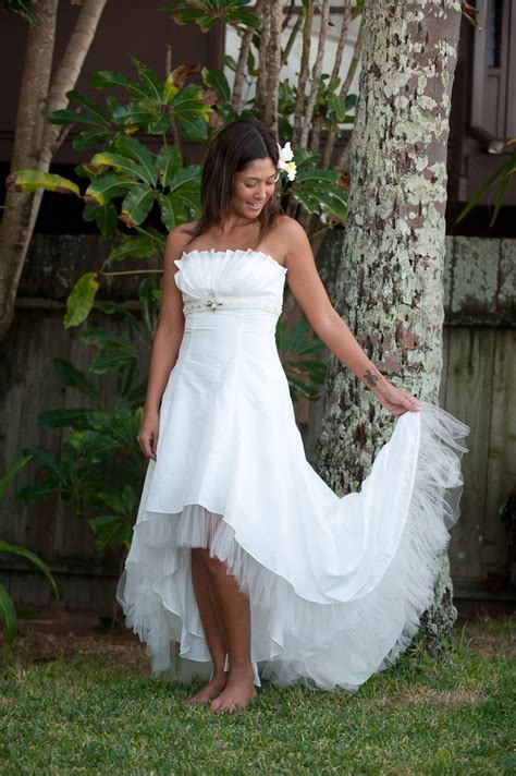Some great places to start for an informal beach wedding dress or a beach style wedding dress are house of brides online wedding store, jcrew, nordstrom and ann taylor. Pin by Jazmine on Wedding Ideas | Hawaiian wedding dress ...