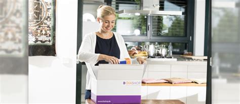 2 junge gören kommen nach einer tanznacht nach hause. Diabetesbedarf via WhatsApp nach Hause bestellen