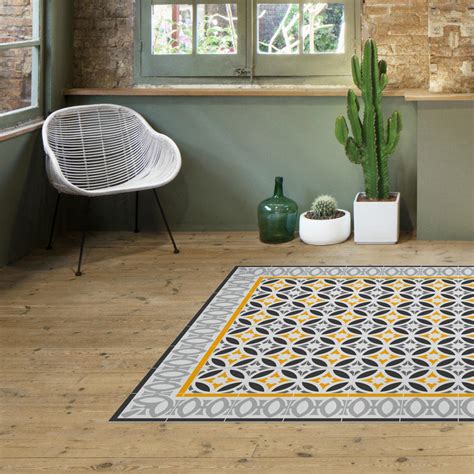 Somos distribuidores de gramas sinteticas, alfombras, pisos y papel de colgadura. Alfombra Mosaico Plaza en tonos grises y mostazas • AO tienda online alfombras