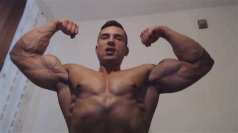 bodybuilder bodybuilding muscular muscles posing flex