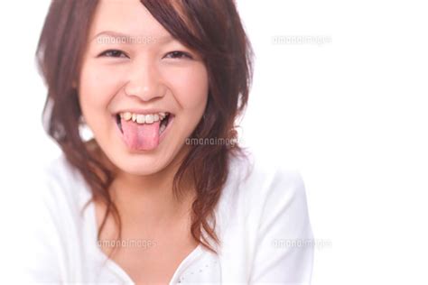舌を出して笑っている女性 22276004237 ｜ 写真素材・ストックフォト・画像・イラスト素材｜アマナイメージズ
