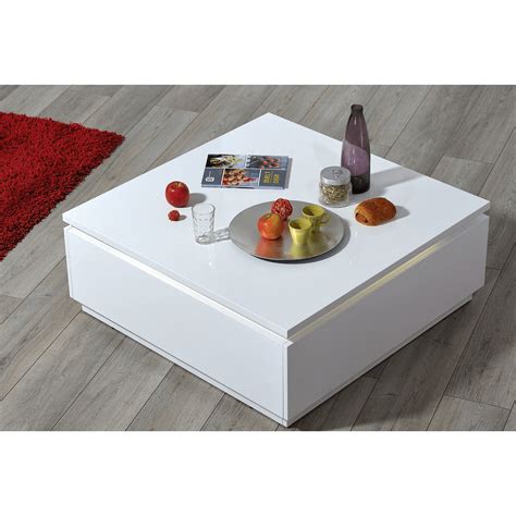 On trouve des tables basses aux formes organiques, des exemplaires au design géométrique, des modèles aux piétements sinueux accompagnés de poufs. Salon - table basse carre blanc laque - Comforium