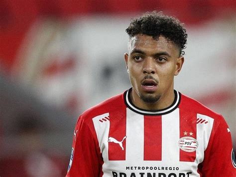 His style of play is way more complex as he relies on pace, passing and strong positioning to both create chances for his teammates and also take advantage of the opportunities in front of the goal. Ingin Rekrut Striker, Donyell Malen Jadi Target AC Milan ...