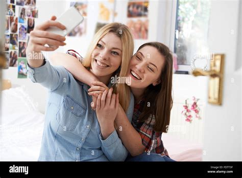 Zwei Mädchen Im Teenageralter Die Selfie Im Schlafzimmer Zu Hause Stockfotografie Alamy