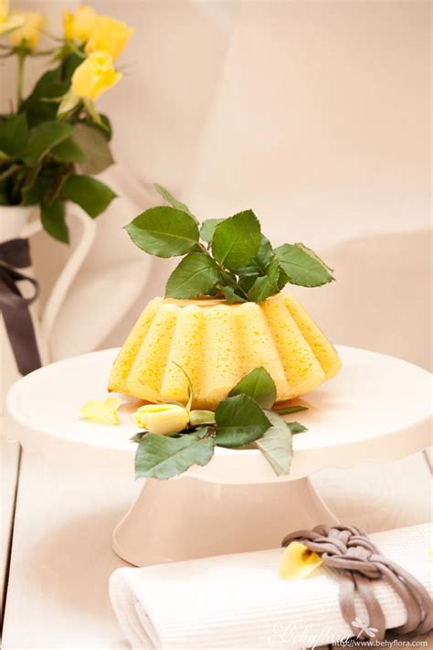 Heute hat mir meine kollegin melle ein leckeres rezept für jeden anlass verraten. Hugo-Zitronen-Kuchen mit Holunderblüten - Knusprig & Fein