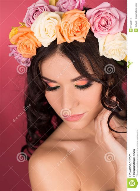 Ritratto Di Bellezza Di Una Donna Con Una Corona Dei Fiori Su Lei Testa Un Fondo Rosso Immagine