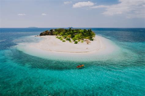 Premium Photo Couple Spending Time On A Beutiful Remote Tropical