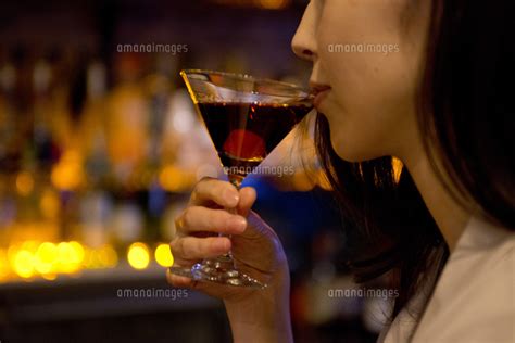 バーでお酒を飲む女性 10730000955 の写真素材・イラスト素材｜アマナイメージズ