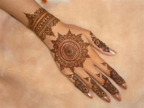 Black mehendi is very popular in arabic mehendi designs for hands or feet and now is being used to draw borders of the designs to make them prominent. 20 Latest Easy Gol Tikka Mehndi Designs 2019 - SheIdeas