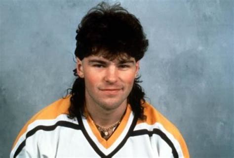 Like, we didn't need a ton of reasons to be excited about hockey this year but jagr's mullet is back!!! 14 styles vestimentaires qu'on aimerait tous oublier...