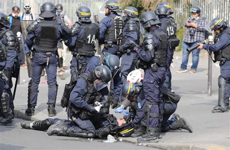 Paris un policier blessé par un pavé en pleine manifestation du 1er