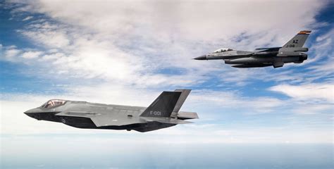 Over 4,600 aircraft have been built since production was approved in 1976. F35 en F16 samen op oefening