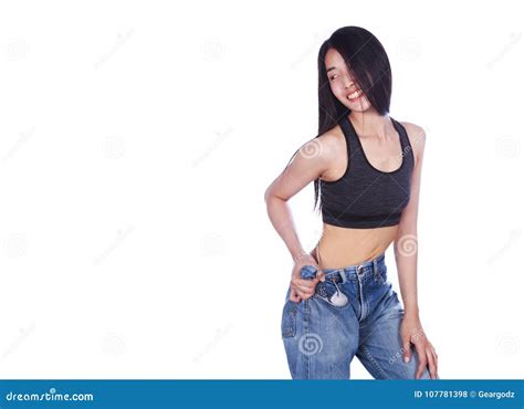 La Femme Lui Montre La Perte De Poids Et Porter Son O D Isolement De Vieux Par Jeans Photo Stock