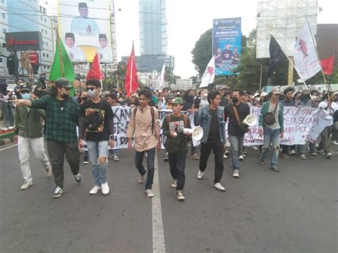 Gelar Aksi Ratusan Mahasiswa Long March Ke Tugu Adipura