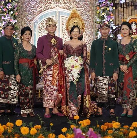 Dibaca ˈkr̩ʂɳə) adalah salah satu dewa yang dipuja oleh umat hindu, berwujud pria berkulit gelap atau biru tua, memakai dhoti kuning dan mahkota yang dihiasi bulu merak. Pesta Pernikahan Putra Ajik Krisna Dihadiri Artis Hingga Anak Presiden, Siapa Sebenarnya Sosok ...