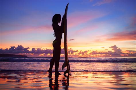 デスクトップ壁紙 モデル ビキニ サーフボード Women On Beach ビーチ 海 空 波 日没 シルエット 屋外の女性 1920x1280 Seel