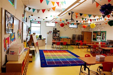 Colorful Garland In An Art Classroom Art Education Elementary Classroom Layout Classroom Design
