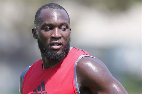 Romelu menama lukaku bolingoli is a belgian professional footballer who plays as a striker for premier league club chelsea and the belgium national team. Soccer star Romelu Lukaku swarmed by fans in NYC - Hot ...