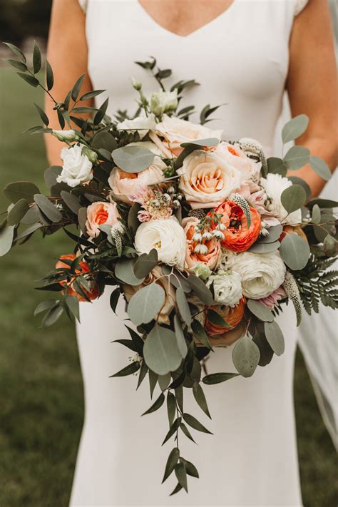 16 Wedding Bouquets That Are Perfect For Fall Woman Getting Married