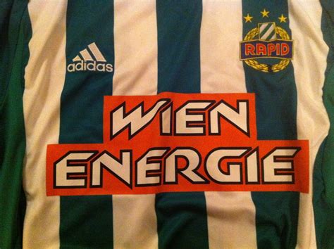 Das steht so in der verfassung, ebenso wie die beschreibung des bundesadlers: Der Captain Trikot-Test - Folge 2: Rapid Wien - Captain Trikot