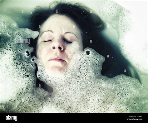 Woman Drowning Bath Hi Res Stock Photography And Images Alamy