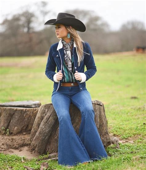 Pin By Brooke Bindl On Cowgirls Nfr Fashion Bell Bottom Jeans Outfit