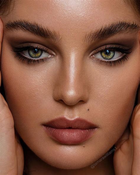 Stunning Green Eyed Beauty With Natural Makeup Look