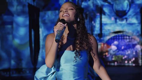 Watch Halle Bailey Totally Belt Out The Little Mermaids Part Of Your World Live At Disneyland