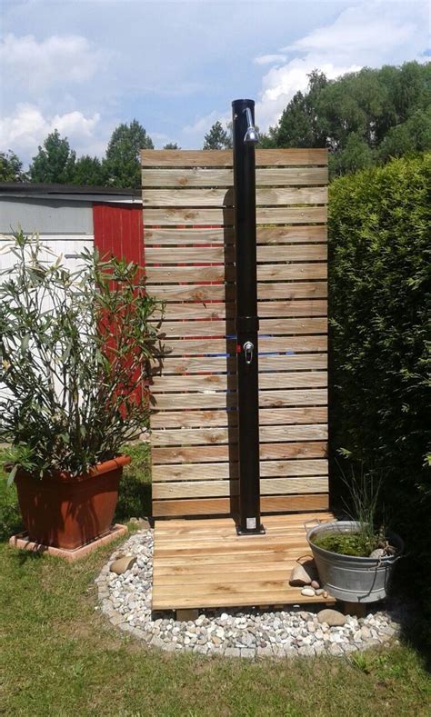 For this you'll need a wood pallet and four wood blocks of equal size. Solar garden shower for hot summer days - small holiday feeling | Garden shower, Outdoor shower ...