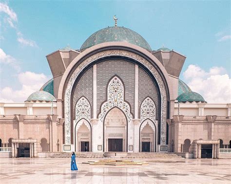 The Federal Territory Mosque in Kuala Lumpur, Malaysia 🇲🇾 With little