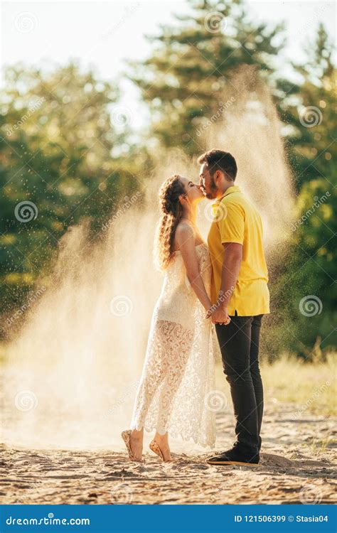 jeunes couples dans des baisers d amour dans la forêt sur le fond du sable image stock image