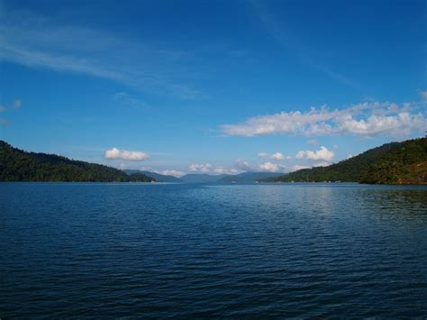 The lake provides water to the sultan mahmud power station. Pakej Tasik Kenyir 3 Hari 2 Malam RUMAH BOT • Pakej ...