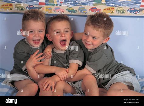 Triplets Boys Banque De Photographies Et Dimages à Haute Résolution