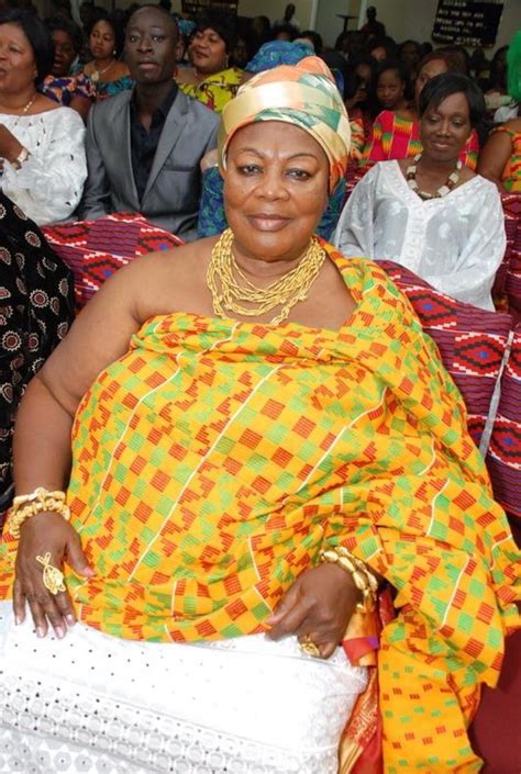 Parures En Or Et Tenues Traditionnelles Akan Portées Par Une Reine Mère Au Ghana En Afrique De L