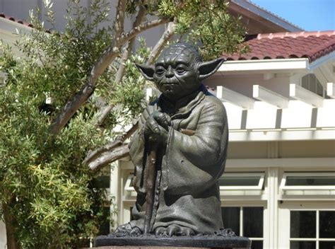 13 Strange Statues Of Celebrities That Immortalize In A Funny Way Their Legacy