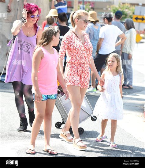 Jodie Sweetin Taking Her Daughters Zoie And Beatrix To The Farmers Market In Los Angeles