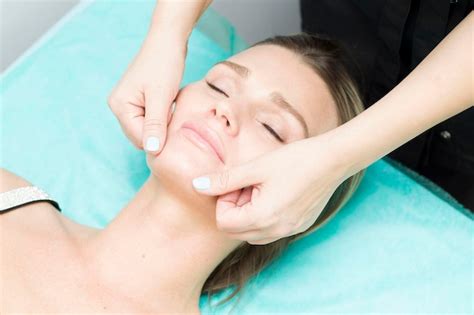 massagem facial close de uma jovem recebendo uma massagem spa em um salão de beleza spa cuidados